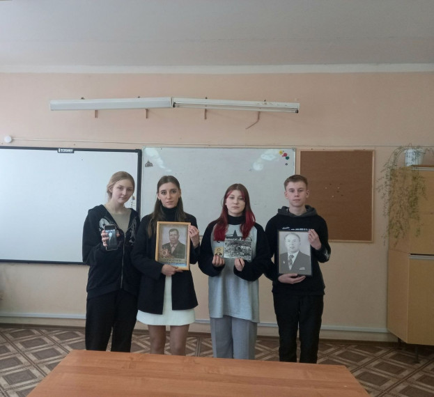 Нет в России семьи такой, где б не памятен был свой герой.